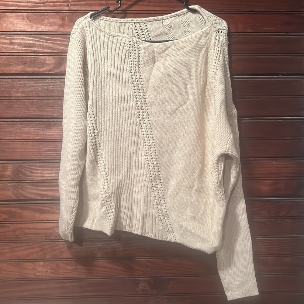 Last One Women’s gorgeous Sweater - Picture 3 of 4